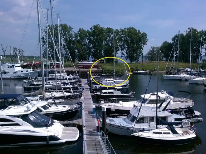 Marina Numansdorp. Dulce in de gele cirkel (achter een motorjacht).
