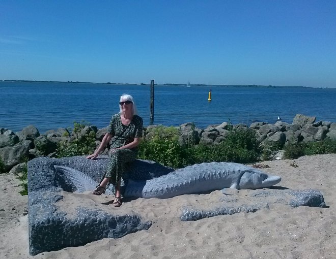 Anna bij het beeld van de grote steur (2019) bij de vuurtoren. Op de achtergrond het Haringvliet