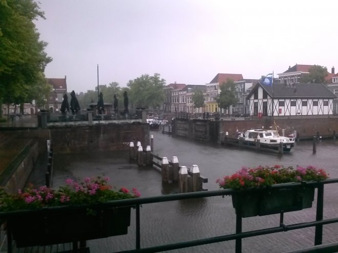 Regen. Weinig passanten.