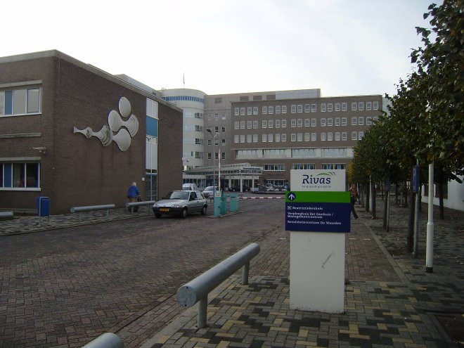 Het Beatrixziekenhuis in aarzelend herfstlicht. Rechts is het verpleeghuis ´t Nieuwe Gasthuis