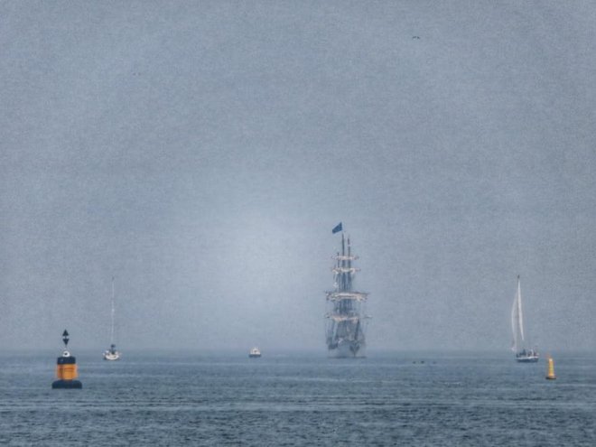..en dan duikt ze op uit de ochtendnevel voor Scheveningen (foto Nico Taal)