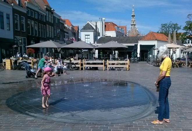 Zierikzee. Bedriegertjes op het Havenplein.