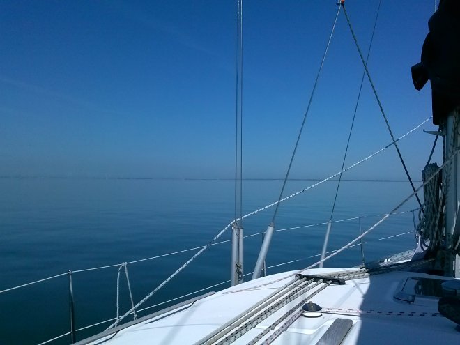 Op weg naar Burghsluis. De Roompot is als een spiegel.