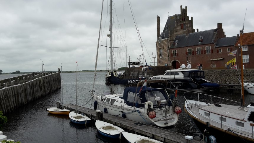 Dulce in Veere tegenover de Campveerse toren.