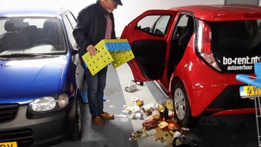 In de parkeergarage van Albert Heijn in Middelburg bezwijkt ons boodschappenkrat.