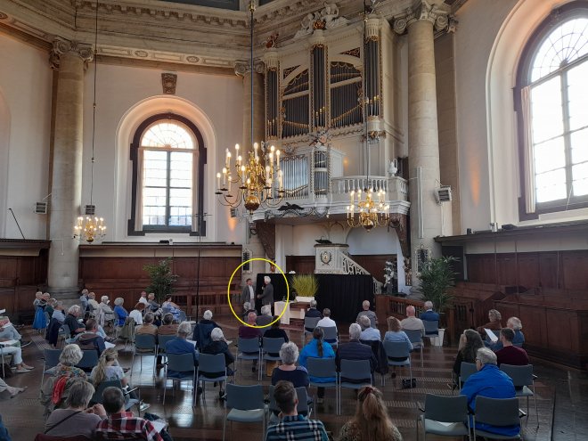 De Oostkerk in Middelburg met het Rijckere-orgel. Gele cirkel: mijn vriend Wilm leidt de organist in.