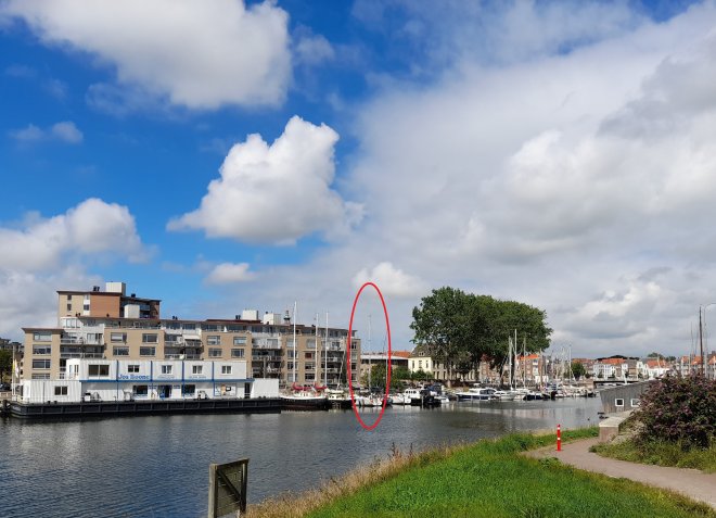 De buitenhaven van Middelburg uit de richting van het kanaal. Rode cirkel: Dulce. Links de winkelboot van Jos Boone.