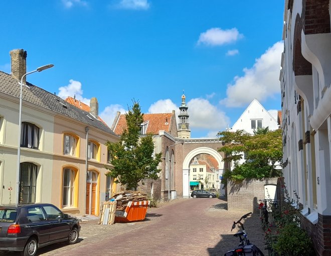 De Nieuwe Poort (1860) in Middelburg. Erachter zie je De Lange Jan.