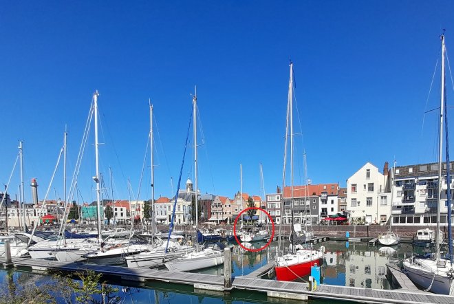 Dulce (rode cirkel) vandaag in de Michiel de Ruyterhaven van Vlissingen.
