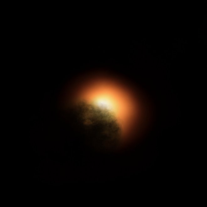 De donkere stofwolk die de reuzenster Betelgeuze uitstootte en het oppervlak gedeeltelijk bedekt (bron: Hubble ruimtelescoop)