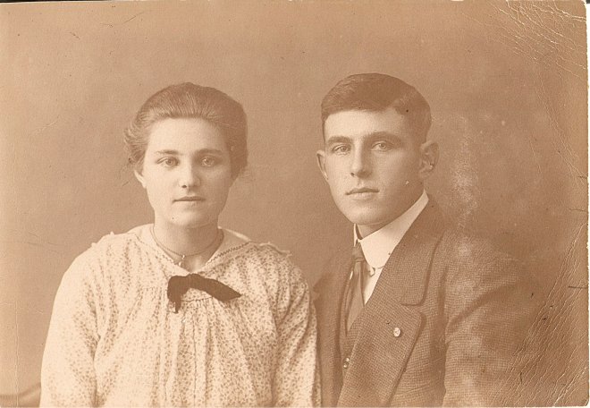 Jitske de Vries en Wiebe de Jager, mijn Beppe en Pake, circa 1920 (?)