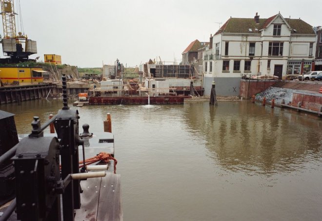 Werk aan het nieuwe Lingesluisje met rechts de voorganger van ons huis. Nog geen voetgangersbrugje (foto: Rijkswaterstaat)