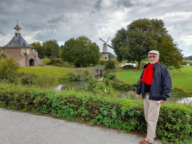 Wandeling over de wallen. Links het Dalems poortje en rechts molen De Hoop.