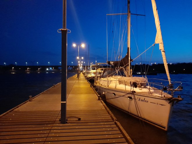 Dulce gisteravond aan het remmingwerk van de Volkeraksluis.