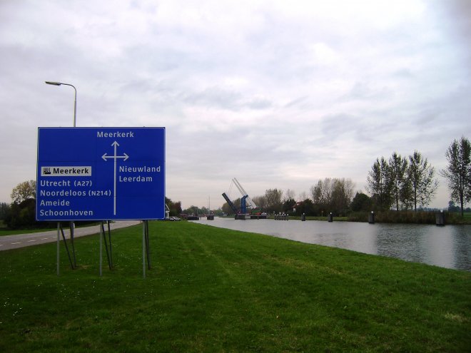 In de verte gaat de Bazelbrug bij Meerkerk omhoog