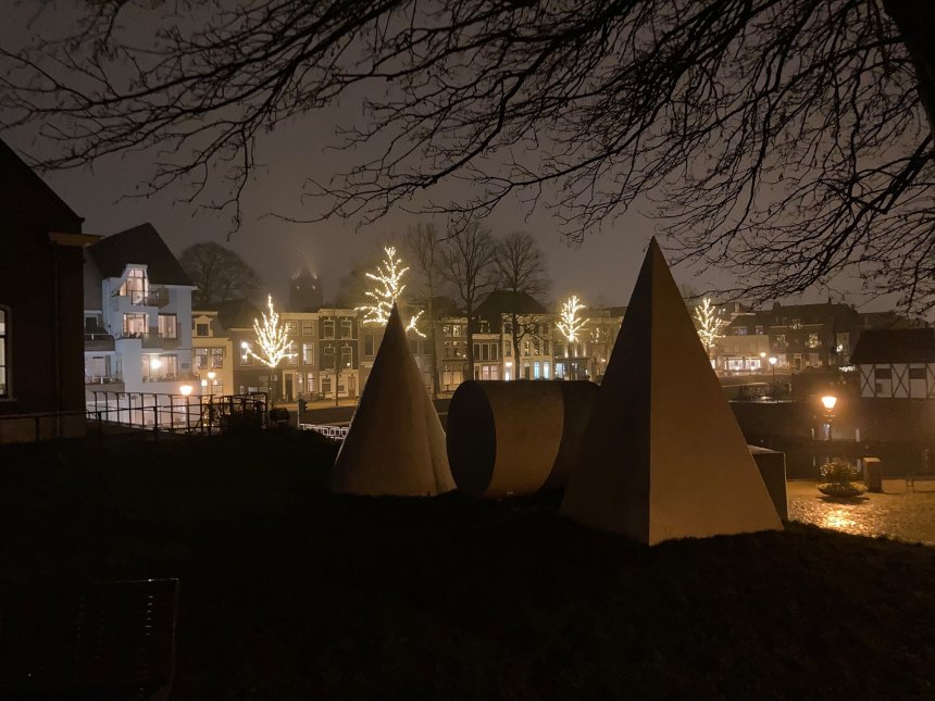 De geometrische figuren van Winiarski aan de Kriekenmarkt. Daarachter (links) ons huis, de haven en het Eind (foto: Ruud van Engelen)