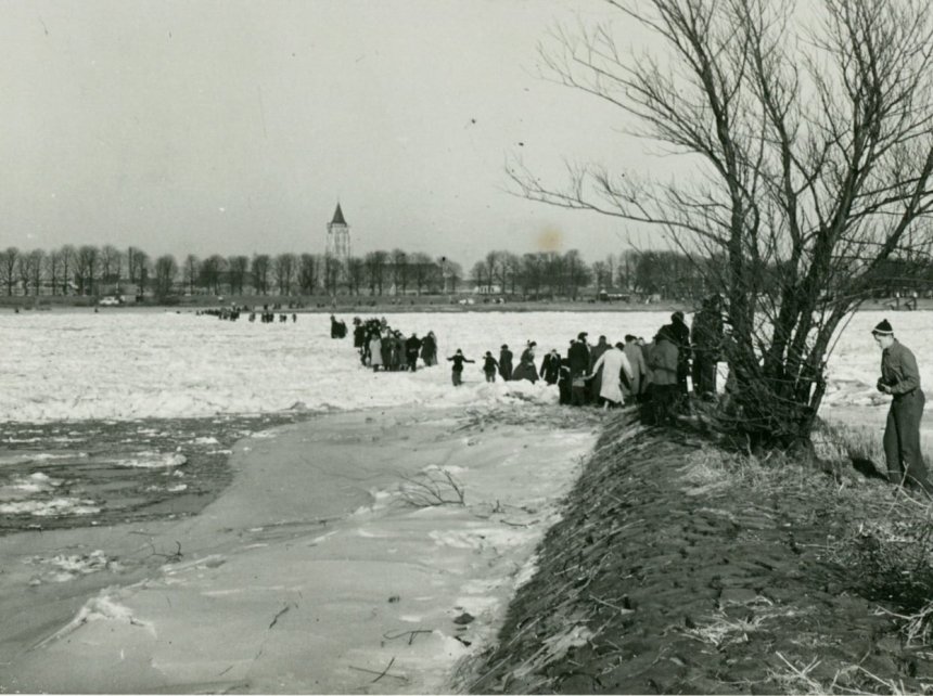 De Merwede dichtgevroren. Gorcum met zijn grote Sint-Janstoren ligt aan de overkant (foto: 1954 - Regionaal Archief Gorinchem)