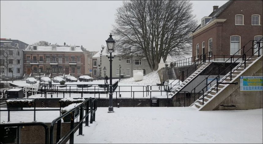 Het uitzicht op de sluis vanmorgen vanuit mijn werkkamer. Het sneeuwt licht.