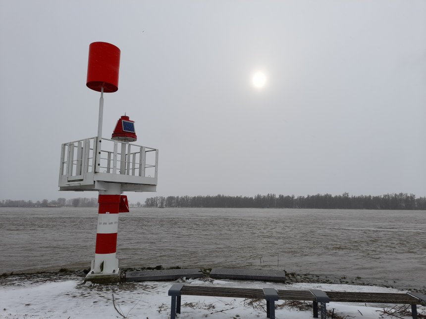 Hoog water op de Merwede, maar niet genoeg om de stenen tafelen van Ida Gerhardt onder water te zetten.
