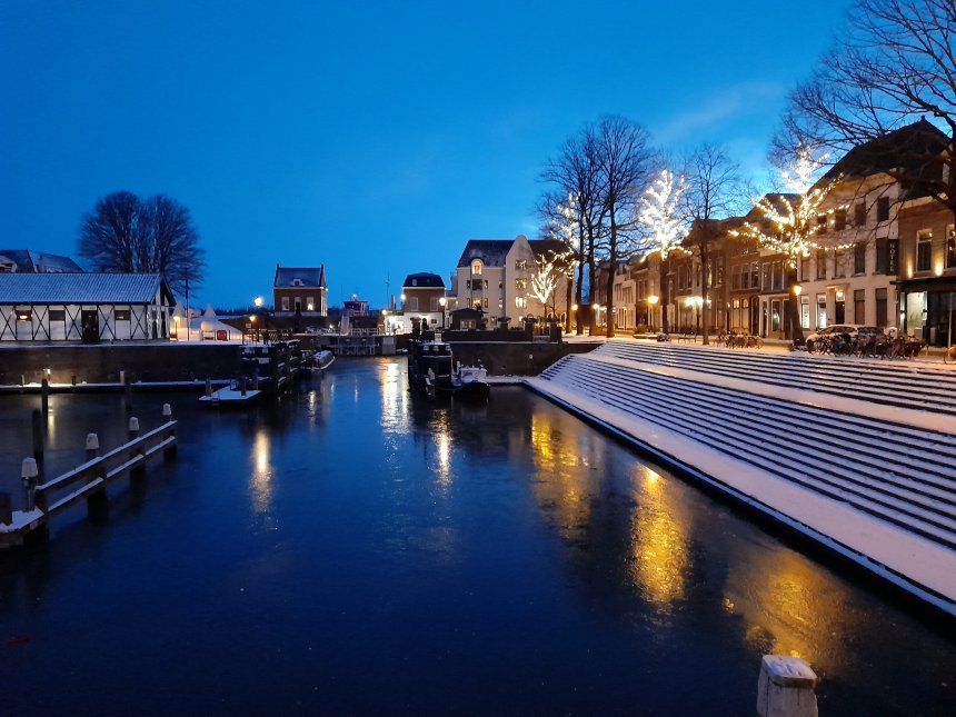 De Lingehaven dichtgevroren.