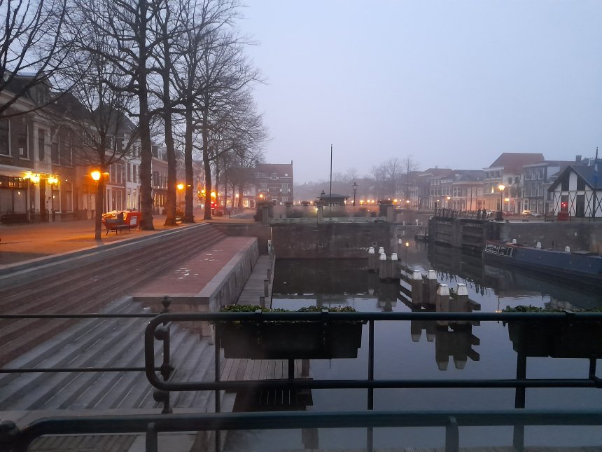 Vanmorgen hangt er lichte mist over de haven.