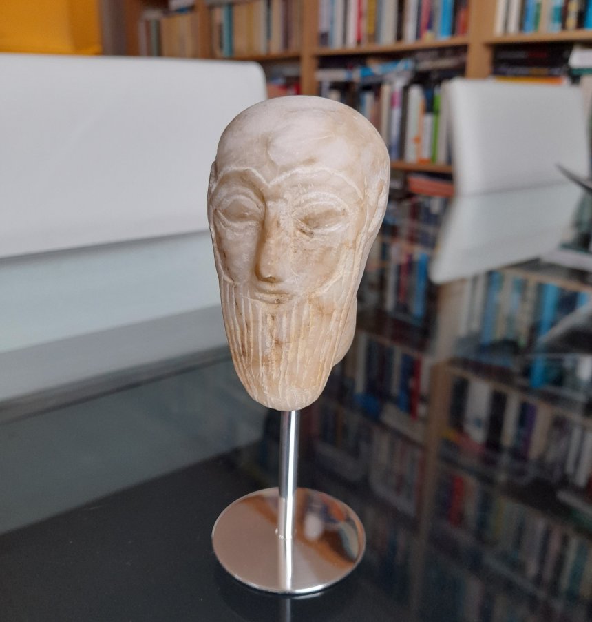 De replica van het hoofd van een Phoenicische priester, een souvenir uit Baalbek, Libanon