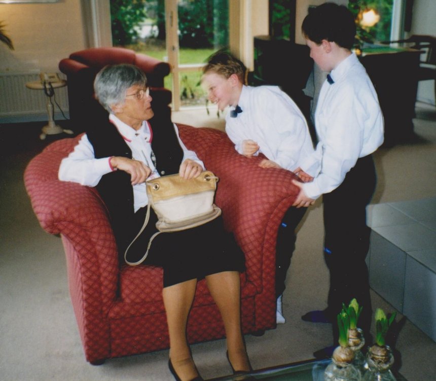 Kerst 1998 in Deil. Mijn moeder met Bas en Rommert.