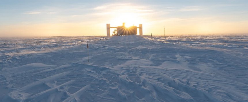 Het IceCube Neutrino Observatory op de ijskap van Antarctica (foto: Benjamin Eberhardt, IceCube/NSF)