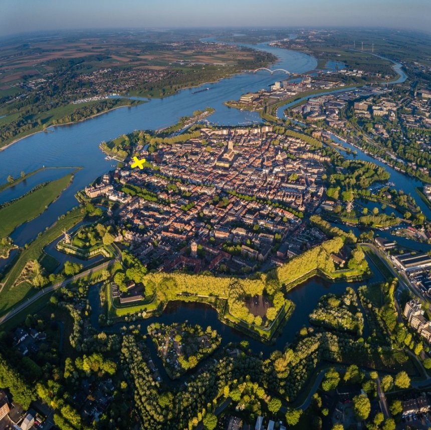 De vesting Gorinchem. Wij wonen bij het gele kruisje. (foto: mooigorinchem.nl)