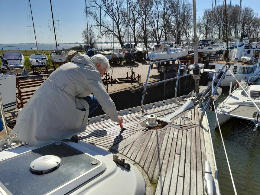 Anna kwast de boracol op het voordek.