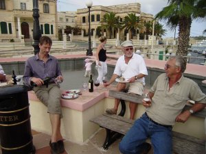 Barbecue op het dak van het havenkantoor. Vlnr. Ludovic, een Franse zeiler, ik en Fred van de Pegasus