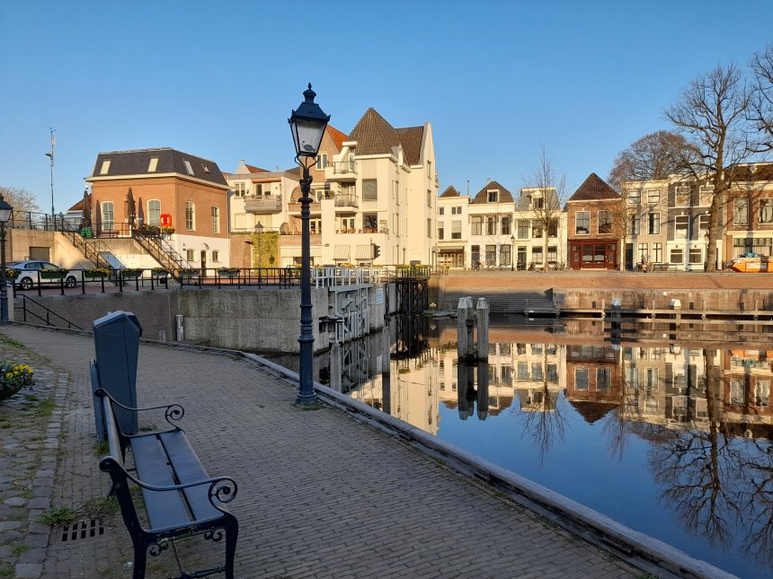 17 april 2021. Ons huis baadt in het vroege zonlicht. Het nest van de meerkoeten onderaan de ducdalf iets rechts van het midden is nu leeg.