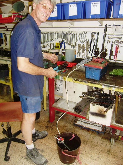 Johan test in een emmer in zijn werkplaats het element dat ik bij Rob Krijgsman kocht