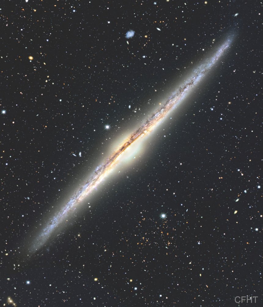 het sterrenstelsel NGC 4565 van de zijkant. (Image Credit & Copyright: CFHT, Coelum, MegaCam, J.-C. Cuillandre (CFHT) & G. A. Anselmi (Coelum))