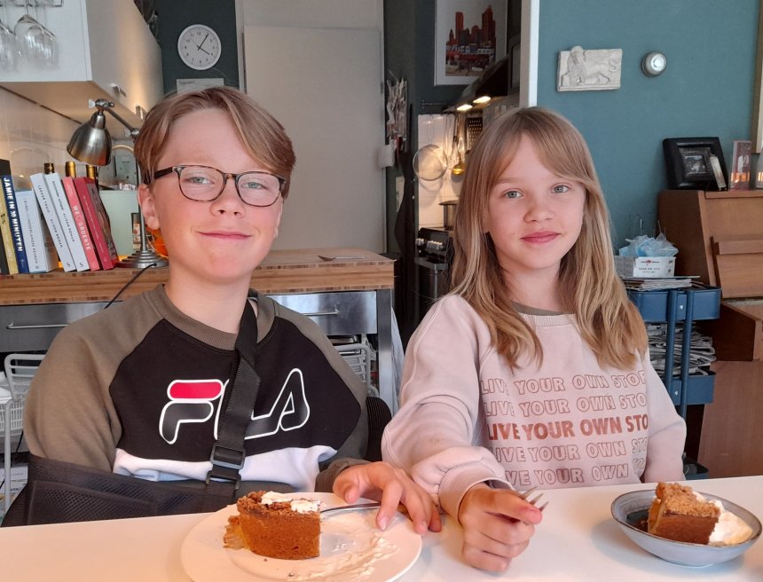 Thijs en Lisa gisteren, ieder achter een gebakje..