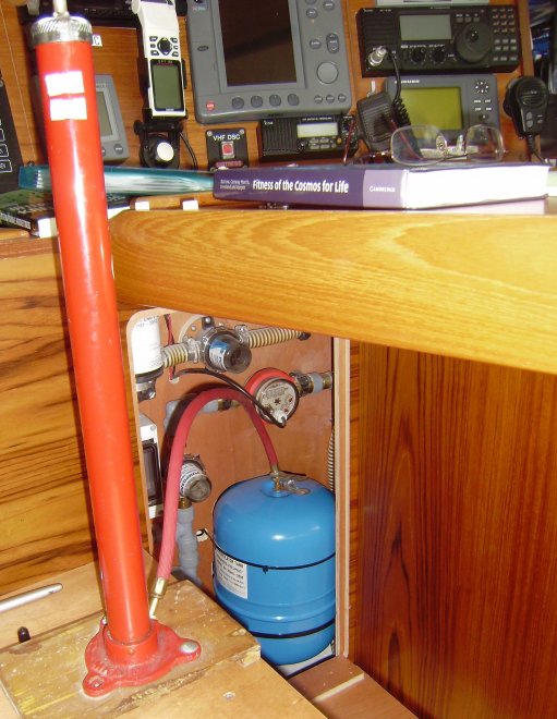 Met de fietspomp (links) pomp ik voorzichtig wat lucht in het expansievat