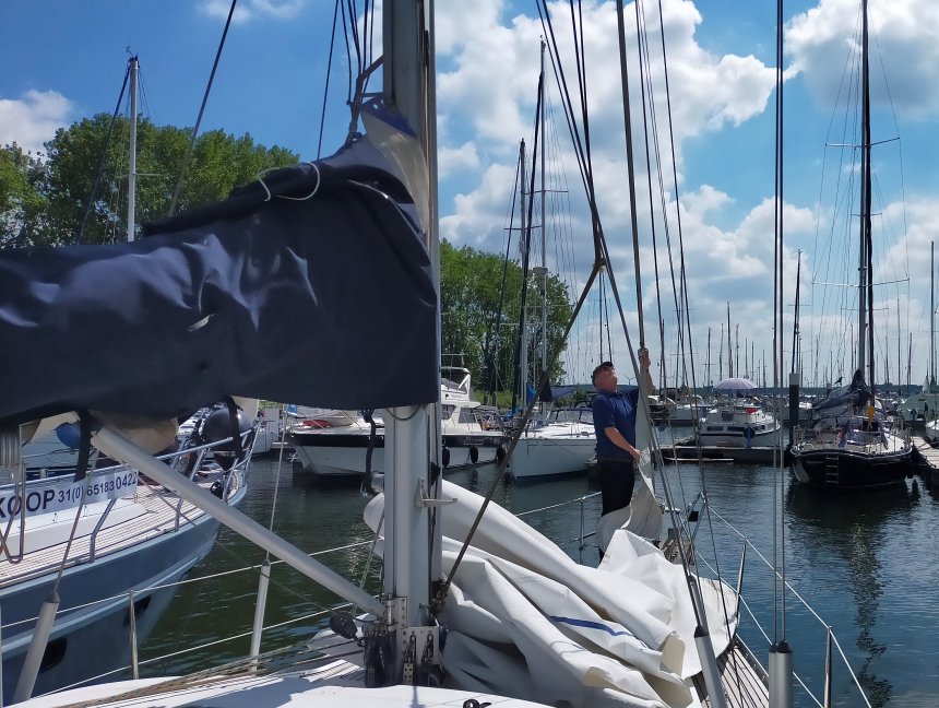 Het hijsen van de grote genua begint.