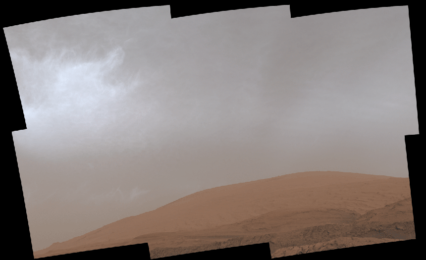 Opname van Curiosity Rover van wolken die boven de berg Sharp drijven (Credit:  NASA/JPL-Caltech/MSSS)