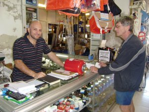 Het nieuwe, rode expansievat ligt op de toonbank. Rechts Johan Huy