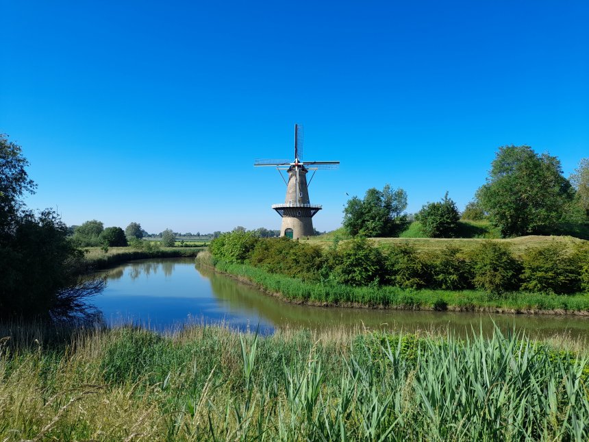 Korenmolen De Hoop op de stadswal van Gorcum. Daarochter de Merwede. Foto van gisteren.