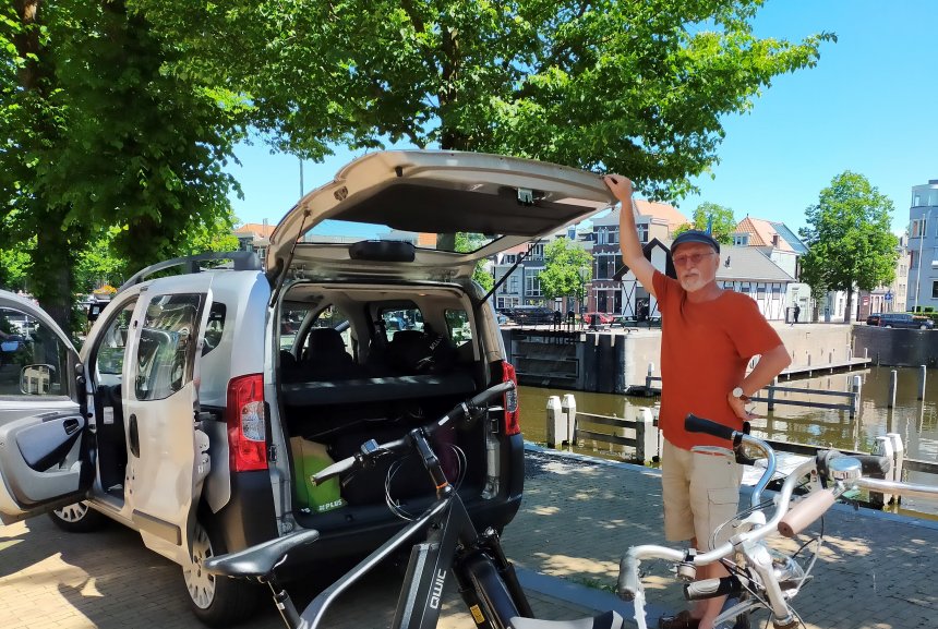 Het autootje is volgestouwd. Een huishouden verhuist.