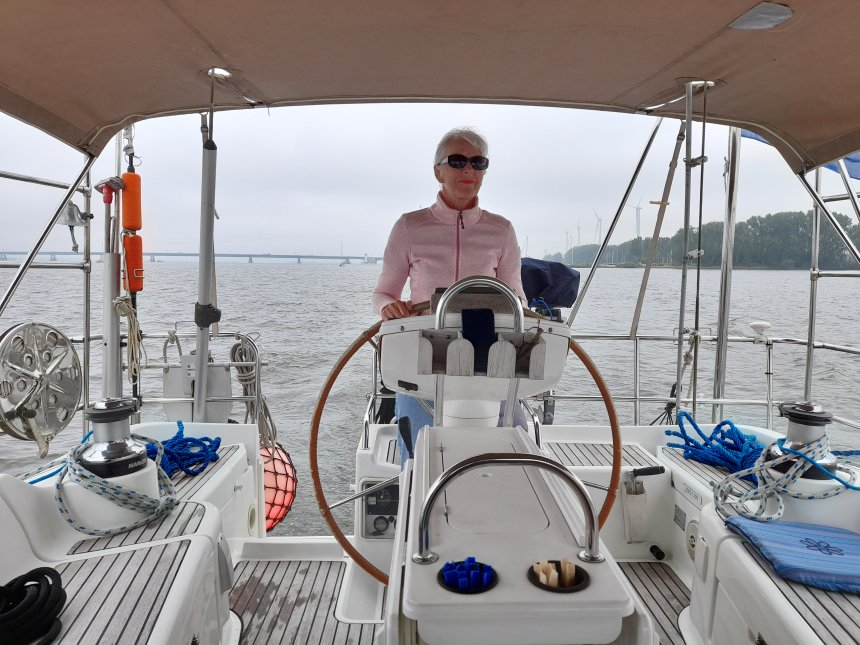 Op het Noord Hollandsch Diep. Achter Anna de Haringvlietbrug.