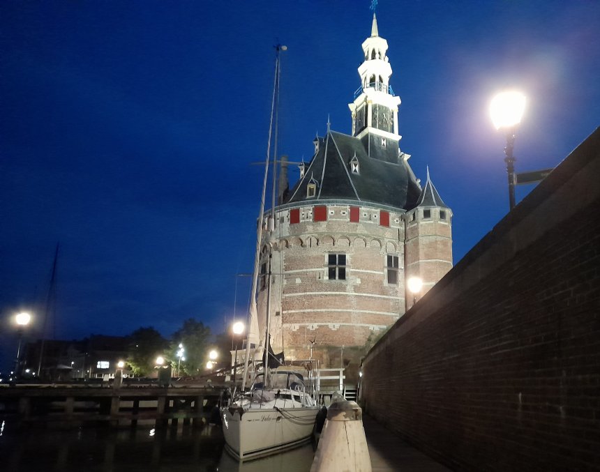 Dulce vannacht onder de Hoornse Hoofdtoren.