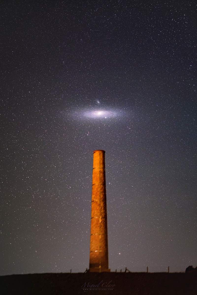 Het Andromeda-sterrenstelsel, gefotografeerd boven de schoorsteen van een oude mijn in Portugal.(foto: Miguel Claro)