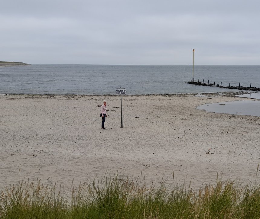 Het waddenstrandje ten noorden van de jachthaven.