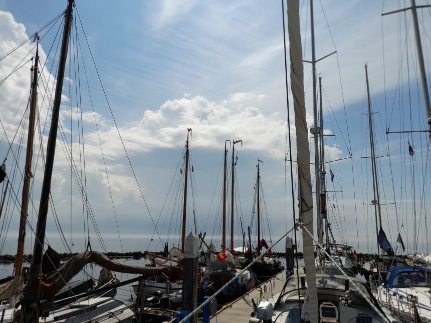 Cumulonimbuswolk. Aambeeldvormige onweerswolk boven de Waddenzee.