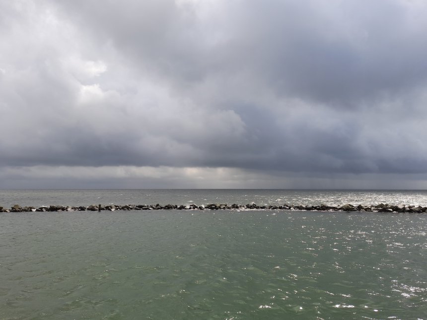 De Waddenzee. Het is hoogwater, de havendam is bijna onder water (foto van gisteren).