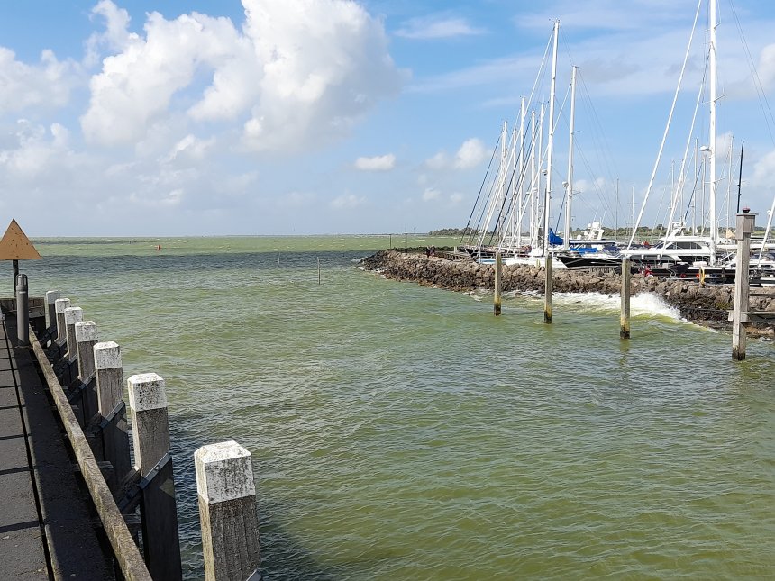 Zeegang in de haveningang van Hindeloopen (gisteren).