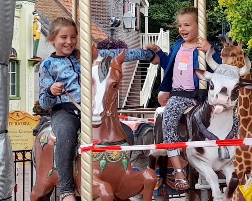 Vajèn en Lina-Mae in de carrousel in het Sprookjeswonderland.
