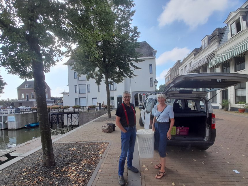 Gorcum. Voor de  deur treffen we buurman Lourens.